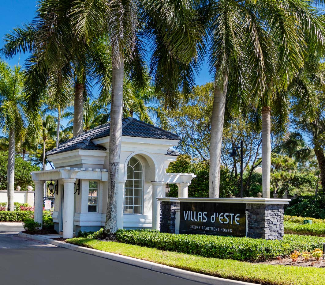 Villas d'Este welcome sign and front gate